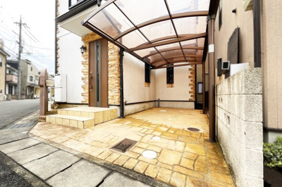 【駐車場】 | 伏見区久我西出町　中古戸建 | 駐車1台可能です。カーポート付きですので乗降りの際に濡れる心配がないですね。