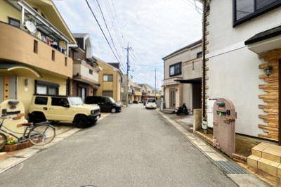 【前面道路含む現地写真】 | 伏見区久我西出町　中古戸建 | 一度、実際にご覧になってみませんか？暮らしやすい周辺環境も含め、スタッフがご案内いたします。お家探しの第一歩としてでも大丈夫です(^^)/お気軽にお問い合わせ下さいね♪