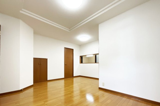 【居間・リビング】 | 伏見区久我西出町　中古戸建 | 14.1帖のLDKで家族団らんの時間をゆったり過ごせます。