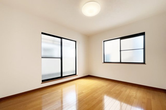 【洋室】 | 伏見区久我西出町　中古戸建 | 【洋室7帖】こちらのお部屋からは南向きのバルコニーに面しています。南側からの日差しが差し込み明るいお部屋です(^^)/