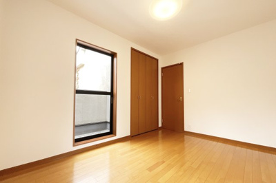 【洋室】 | 伏見区久我西出町　中古戸建 | 【西側洋室6帖】こちらの洋室からは北向きのバルコニーに面しています。
全居室収納付きでどのお部屋も広くお使い頂けます。収納豊富で助かりますね♪