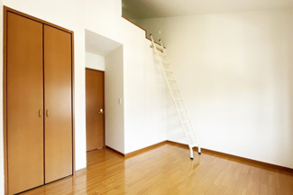 【洋室】 | 伏見区久我西出町　中古戸建 | 【北側洋室6帖】こちらはロフト付きの6帖洋室です。ロフト部分にも収納できますね。