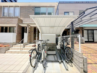 【その他共用部分】 | 駐輪場は屋根付きなので雨の日も困りません