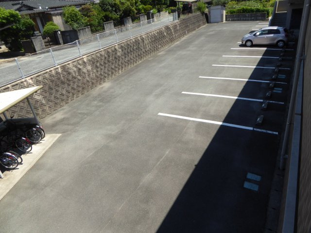 ラ・フォーレ峯の駐車場