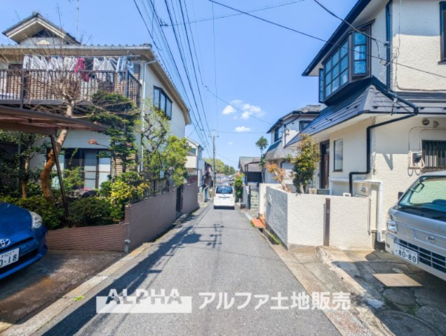 日野市程久保3丁目　中古戸建の前面道路含む現地写真|【House of the Sun】
◆明るい家◆太陽の温かな光がお家全体を照らす。そこには目を輝かせ笑顔で見つめてくれる君がいて、「ただいま」の言葉がこだまする。そんな君の瞳に恋している。