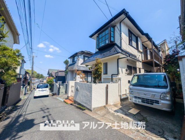 日野市程久保3丁目　中古戸建の前面道路含む現地写真|【Blue sky】
◆青空に包まれて◆ベランダから望む紺碧の空。外を眺め時を忘れるなんて、ひさしかたぶりだろうか。こんなにも広く美しい情景が我が家にも広がっているなんて。こんな時間を大切にしたい。