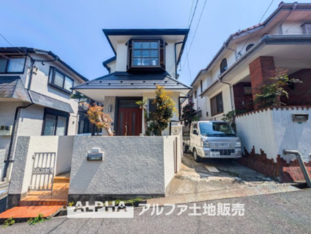 日野市程久保3丁目　中古戸建の外観|【the light】
◆ほのかな光を◆夕暮れ時に迎える優しい光。暖かく心休まるほっとする瞬間。家族のもとへ。幸せのもとへ。しんちくには出せないレトロな装いがわが家に愛着を沸かせます。