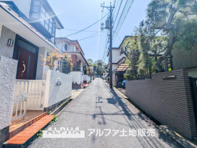 日野市程久保3丁目　中古戸建の前面道路含む現地写真|【Blue sky】
◆青空に包まれて◆ベランダから望む紺碧の空。外を眺め時を忘れるなんて、ひさしかたぶりだろうか。こんなにも広く美しい情景が我が家にも広がっているなんて。こんな時間を大切にしたい。