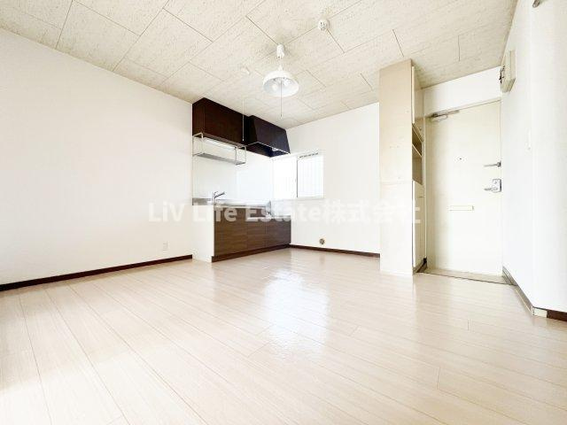 グランドールコートＡ棟(グランドールコートエートウ)の居間・リビング