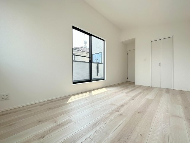 三郷市小谷堀　戸建　全1棟の洋室|WIC付きの洋室8.4帖・主寝室としていかがでしょう