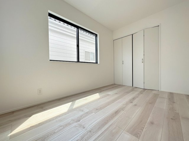 三郷市小谷堀　戸建　全1棟の洋室|クローゼット付きの洋室5.5帖・子供部屋としていかがでしょう