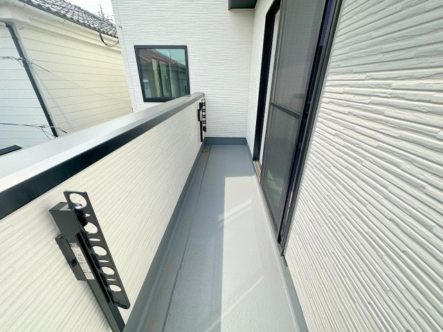 三郷市小谷堀　戸建　全1棟のバルコニー|南向きバルコニーにて日当たり良好