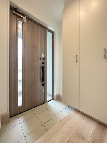 三郷市小谷堀　戸建　全1棟の玄関|玄関の写真です