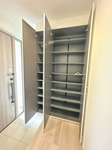 三郷市小谷堀　戸建　全1棟の玄関|トールタイプのシューズボックスで収納力もあります