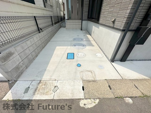 三郷市小谷堀　戸建　全1棟の駐車場|カースペース1台分付き