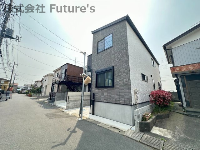 三郷市小谷堀　戸建　全1棟の前面道路含む現地写真|前面道路含む現地写真です。