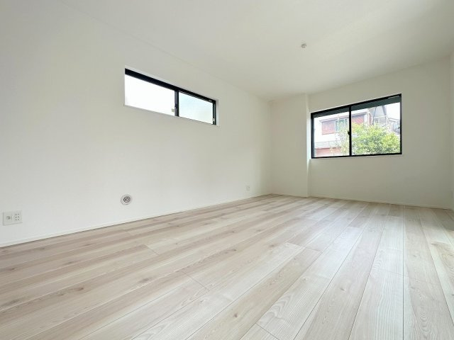 三郷市小谷堀　戸建　全1棟の居間・リビング|3面採光の明るいリビングです