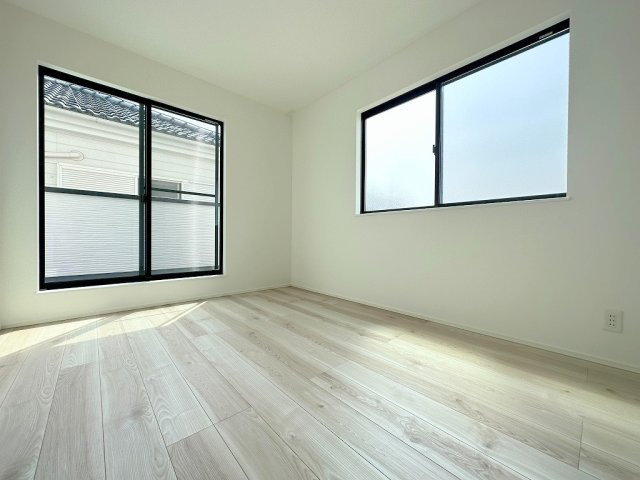 三郷市小谷堀　戸建　全1棟の洋室|バルコニーに面した洋室6帖