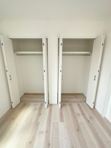 三郷市小谷堀　戸建　全1棟の収納|クローゼットが2ヶ所付いてるのでお部屋がスッキリ片付けられます。