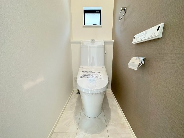 三郷市小谷堀　戸建　全1棟のトイレ|2階のトイレです