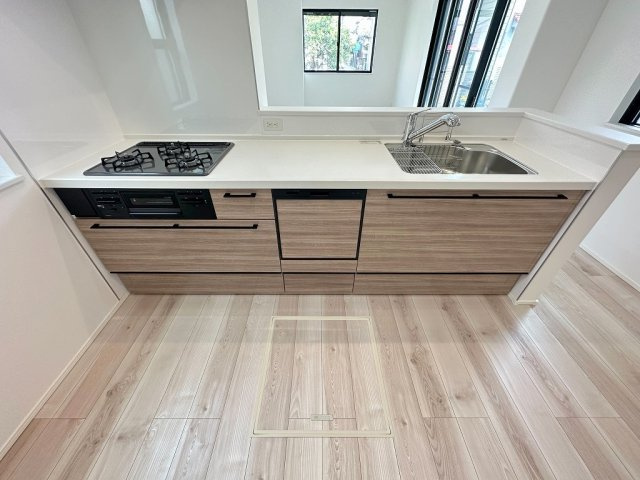 三郷市小谷堀　戸建　全1棟のキッチン|食洗機付きのシステムキッチンです