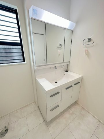 三郷市小谷堀　戸建　全1棟の独立洗面台|三面鏡付きシャワードレッサーで朝の準備も快適