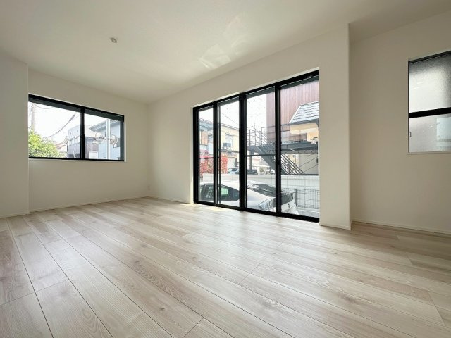 三郷市小谷堀　戸建　全1棟の居間・リビング|南側に窓が広がり明るく開放的なリビングです