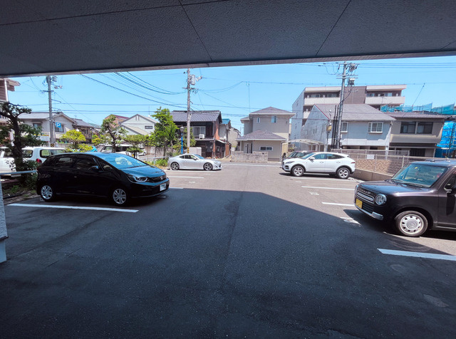 グロリオサの駐車場