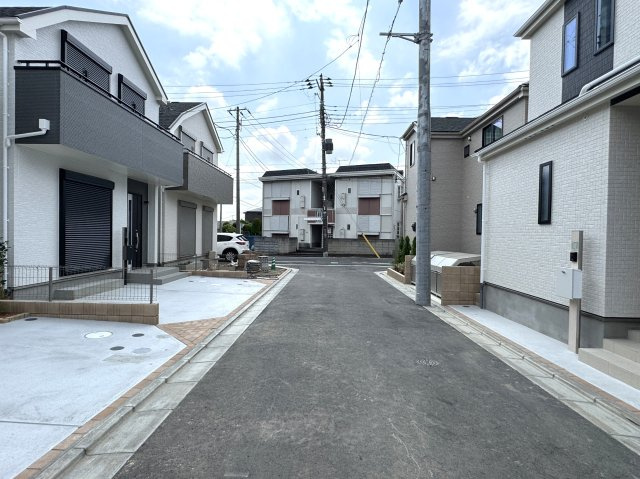 葛飾区西水元３丁目新築戸建【幸田小学校：5分】の前面道路含む現地写真|中央開発道路・幅員約4.5ｍ