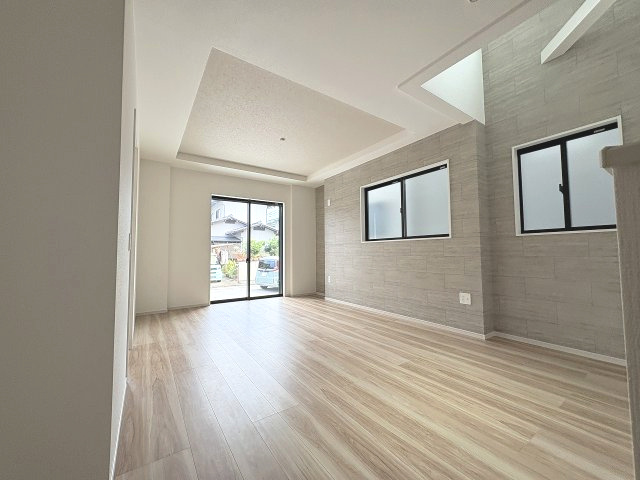 【居間・リビング】 | 福岡市西区福重3丁目4期　1号棟（全2棟）【仲介手数料無料・0円】 | 現地写真。