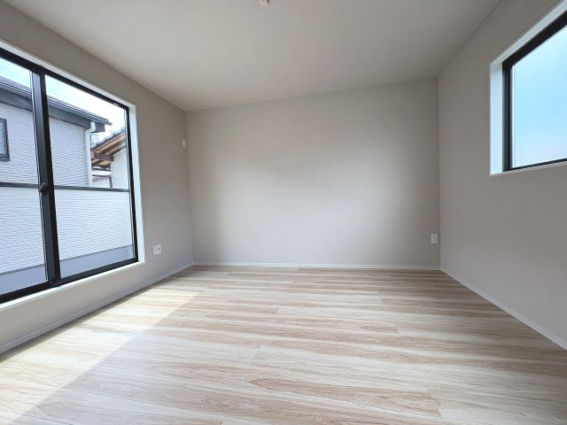 【寝室】 | 福岡市西区福重3丁目4期　1号棟（全2棟）【仲介手数料無料・0円】 | 現地写真。2階主寝室です。