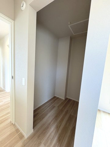 【収納】 | 福岡市西区福重3丁目4期　1号棟（全2棟）【仲介手数料無料・0円】 | 現地写真。ウォークインクローゼットです。