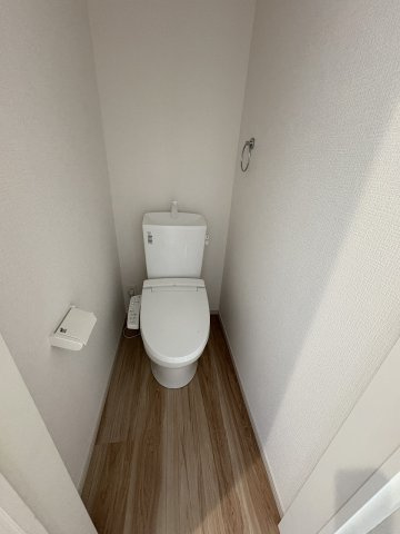 【トイレ】 | 福岡市西区福重3丁目4期　1号棟（全2棟）【仲介手数料無料・0円】 | 現地写真。