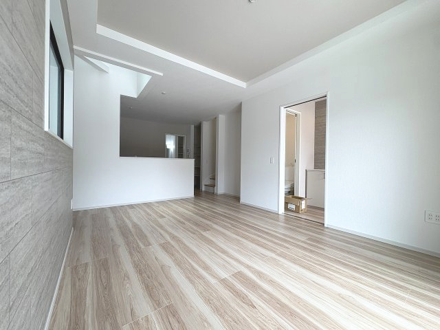 【居間・リビング】 | 福岡市西区福重3丁目4期　1号棟（全2棟）【仲介手数料無料・0円】 | 現地写真。