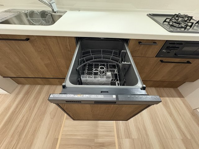 【キッチン】 | 福岡市西区福重3丁目4期　1号棟（全2棟）【仲介手数料無料・0円】 | 現地写真。食洗器が付いてます。