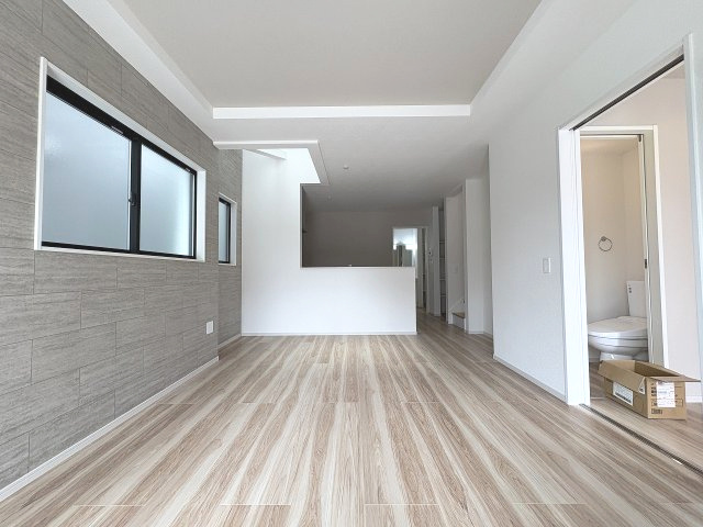 【居間・リビング】 | 福岡市西区福重3丁目4期　1号棟（全2棟）【仲介手数料無料・0円】 | 現地写真。リビングです。