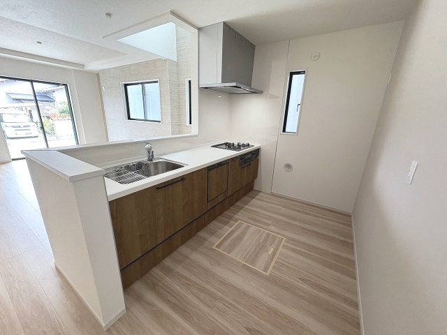 【キッチン】 | 福岡市西区福重3丁目4期　1号棟（全2棟）【仲介手数料無料・0円】 | 現地写真。