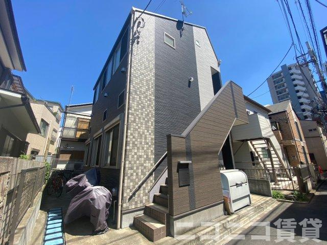 新宿区新宿７丁目のアパートの外観