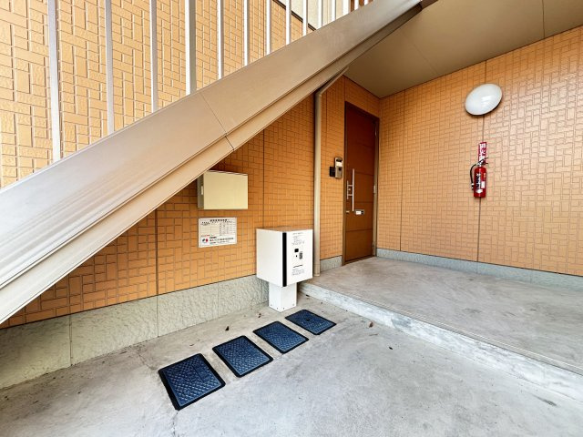 メゾンしなね A棟のエントランス