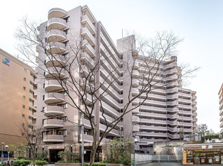 【外観】 | 七隈線と空港線の2沿線で各方面への移動が便利になります。駐車場に空きがあるのは車をお持ちの方にとって嬉しいポイント。ペットOKのマンションなので大切な家族も一緒に新生活を始められますよ！