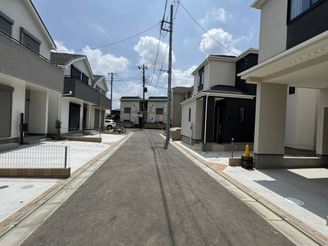 葛飾区西水元３丁目新築戸建【幸田小学校：5分】の前面道路含む現地写真|中央開発道路・幅員約4.5ｍ