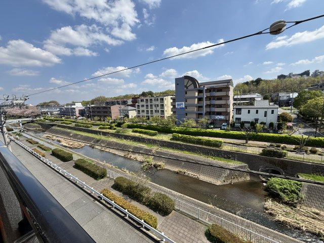 川沿いには遊歩道が整備されているので、散歩やジョギングなどを楽しめます。四季の変化などを楽しめる環境です。