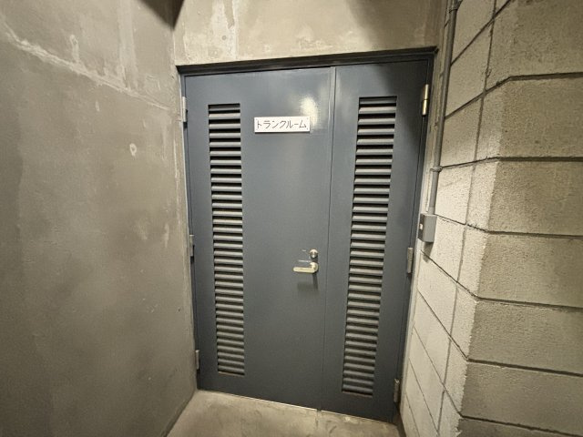地下トランクルームの入り口です。各住戸に1区画が割り当てられ、約1畳ほどのスペースが専用で使用できます。住戸の鍵が無ければ入れませんので、外部からの侵入もなく、各スペースにも鍵があります。