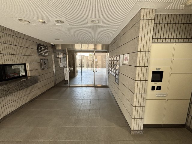 宅配ボックスとオートロックのあるエントランス。小ぶりですが分譲マンションらしく大変きれいです。