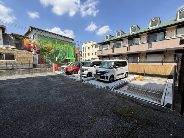 駐車場は機械式3段。車の大きさには制限がございますので営業担当に確認してください。