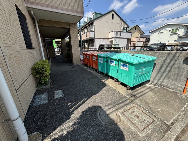 室外にあるごみ置き場です。蓋つきで24時間ごみ捨てが可能です。