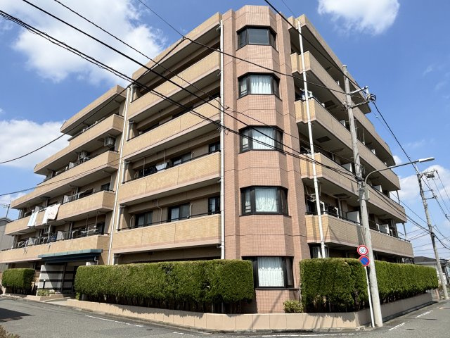 リバーサイドに佇むライオンズマンション南大沢第２。四季の変化と川のせせらぎに癒される毎日を過ごしてみませんか。川沿いの遊歩道で散歩やランニングが楽しめます。