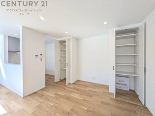 収納スペースを設けることで、物が散乱せず、スッキリとしたリビングを維持できます。