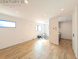 キッチン前のダイニングスペース　カウンターキッチンから料理の受け渡し等に便利です。ダイニングセットを置いても十分な広さを確保。