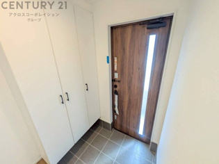 大きな玄関収納付きの玄関です　家族皆様の履物をしっかり収納できます